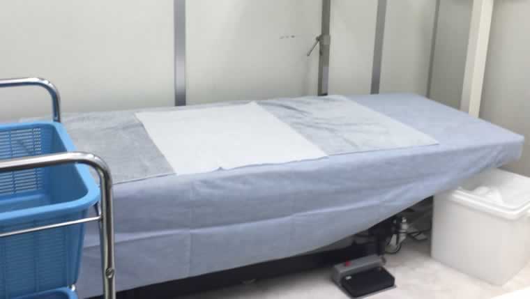 診察室のベッドの画像